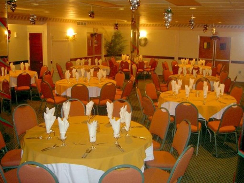 Carl'S Unique Inn & Conference Facilities خليج سِمبسون المطعم الصورة
