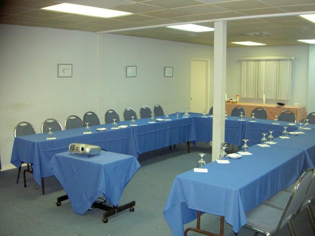 Carl'S Unique Inn & Conference Facilities خليج سِمبسون المظهر الخارجي الصورة