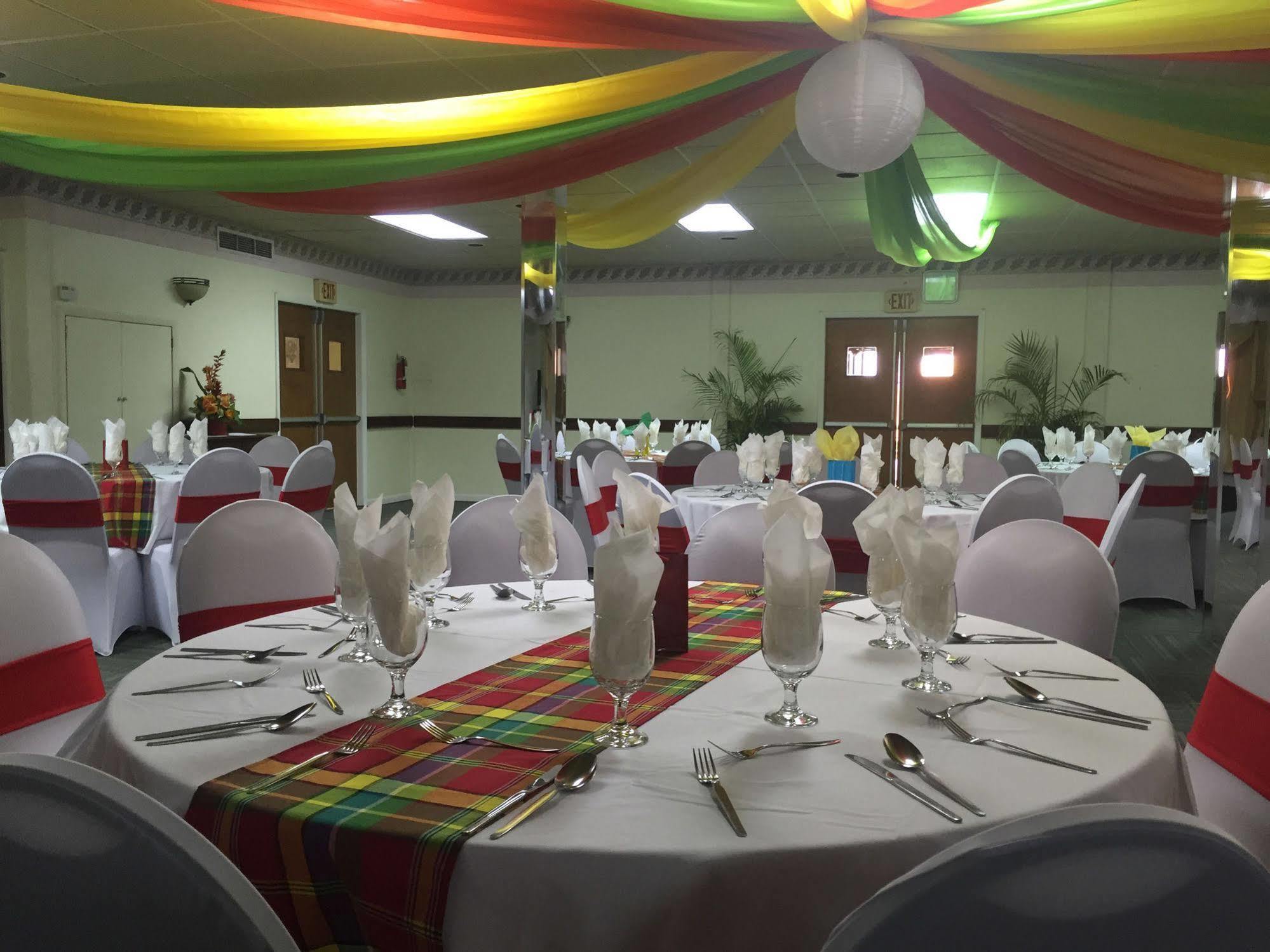 Carl'S Unique Inn & Conference Facilities خليج سِمبسون المظهر الخارجي الصورة