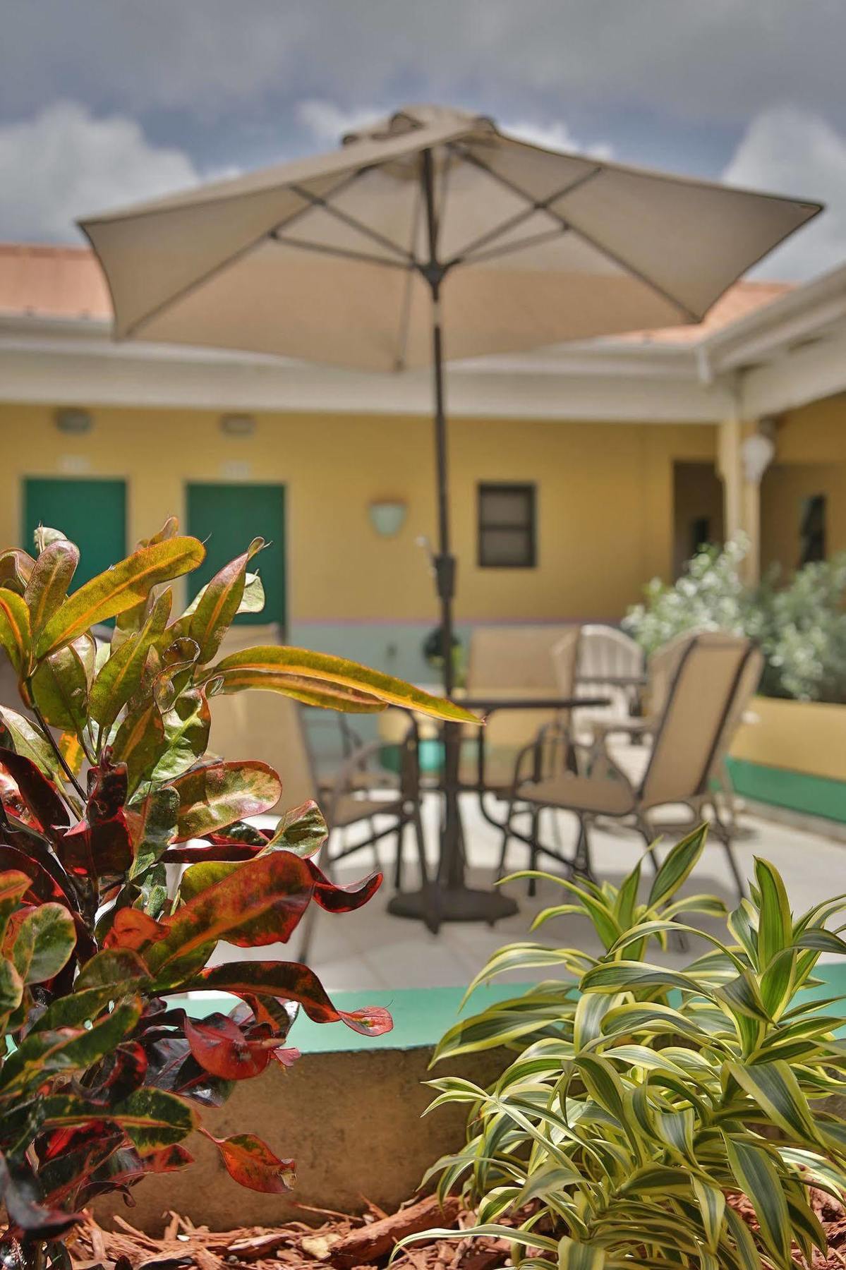 Carl'S Unique Inn & Conference Facilities خليج سِمبسون المظهر الخارجي الصورة
