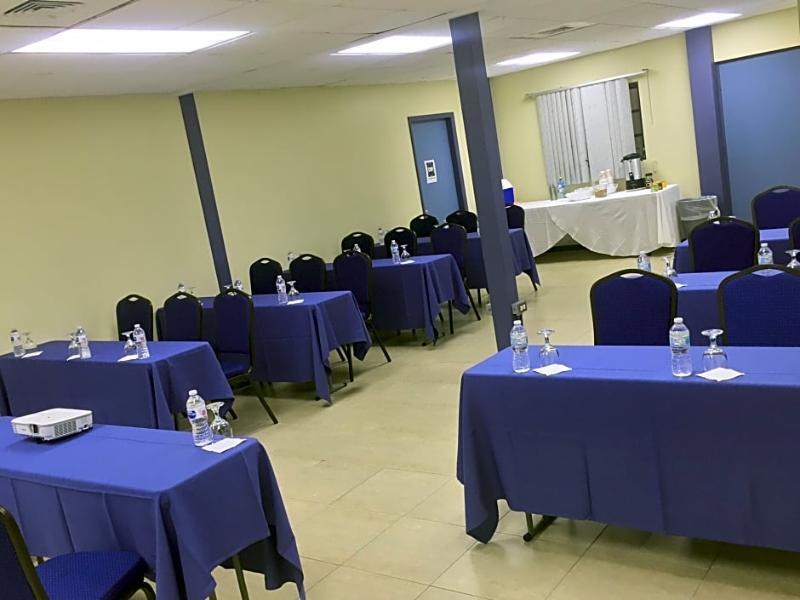 Carl'S Unique Inn & Conference Facilities خليج سِمبسون المظهر الخارجي الصورة