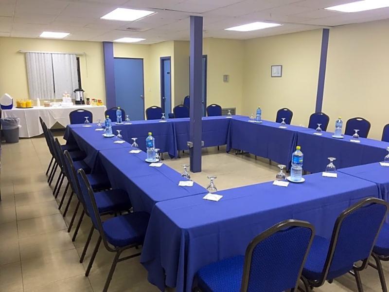 Carl'S Unique Inn & Conference Facilities خليج سِمبسون المظهر الخارجي الصورة