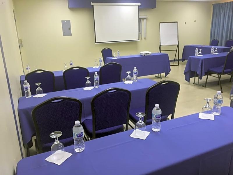 Carl'S Unique Inn & Conference Facilities خليج سِمبسون المظهر الخارجي الصورة